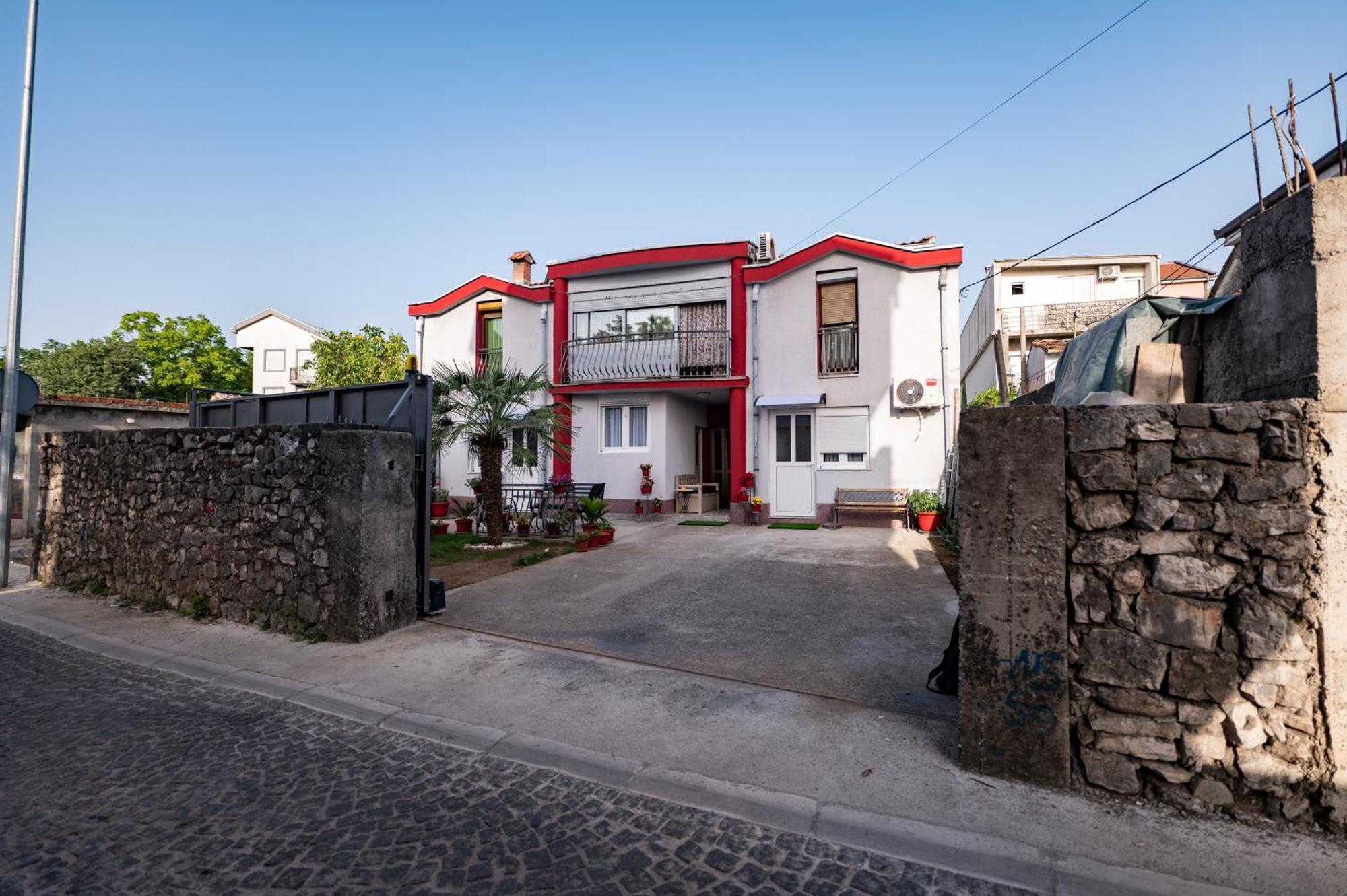 Apartmani Kaan พอดโกริกา ภายนอก รูปภาพ