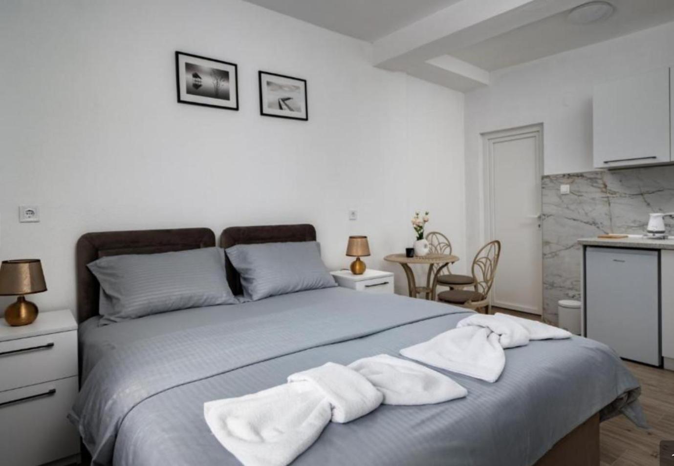 Apartmani Kaan พอดโกริกา ภายนอก รูปภาพ